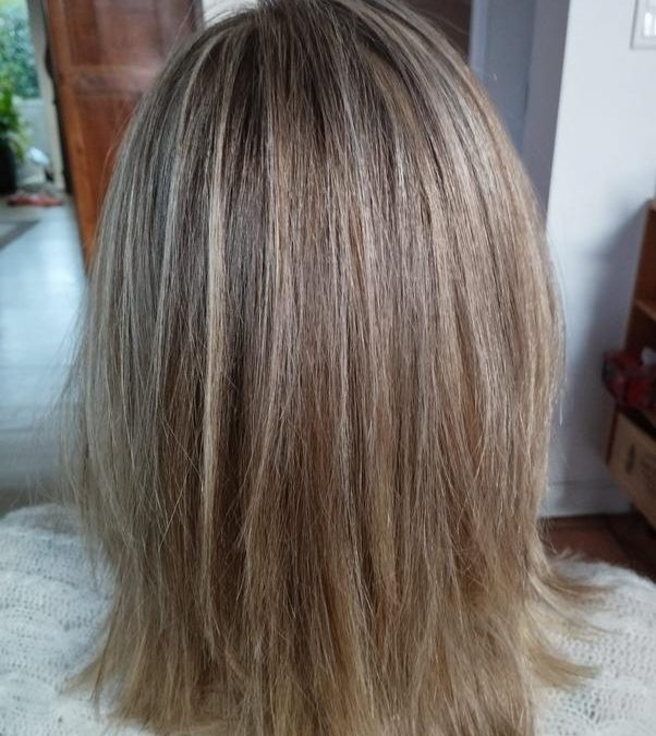 Sublimez votre style avec un dégradé de blond : Tendance pour un look lumineux